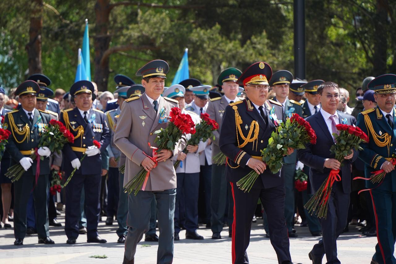 Жеңіс күніне орай Өскемен қаласында «Жеңіс» мемориалдық кешеніне гүл шоқтарын қоюдың салтанатты рәсімі өтті