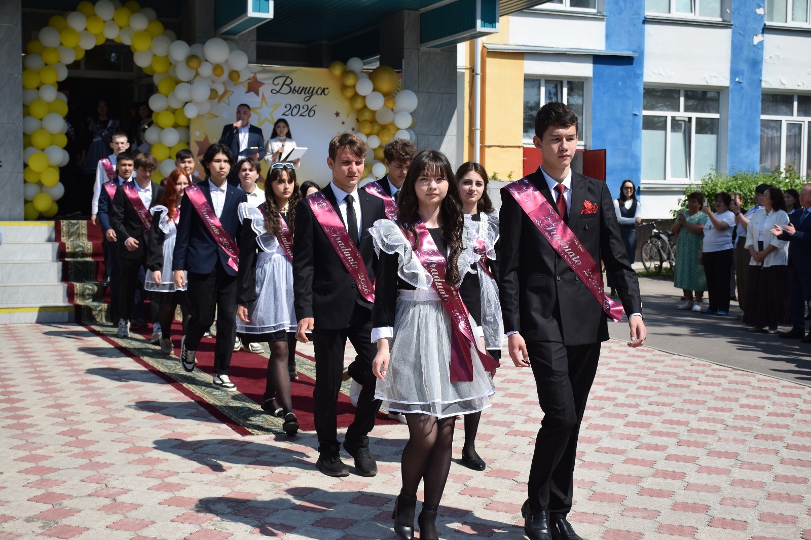 Қызылжар ауданының әкімі Бескөл орта мектебі №2-нің түлектерін соңғы қоңырау мерекесімен құттықтады