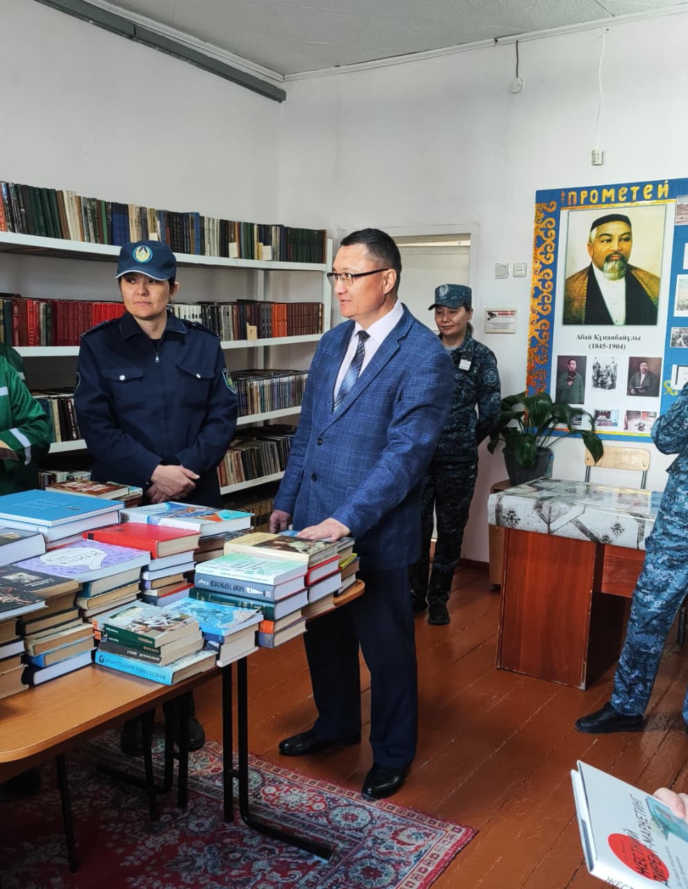 Адам құқықтары жөніндегі Уәкілдің Абай облысы бойынша өкілі Д. Жұмагелдин Қазақстан Республикасындағы Адам құқықтары жөніндегі уәкілдің атынан Абай облысы бойынша Қылмыстық-атқару жүйесі департаментінің №23 мекемесінің кітапхана қорына кітаптар табыс етті.