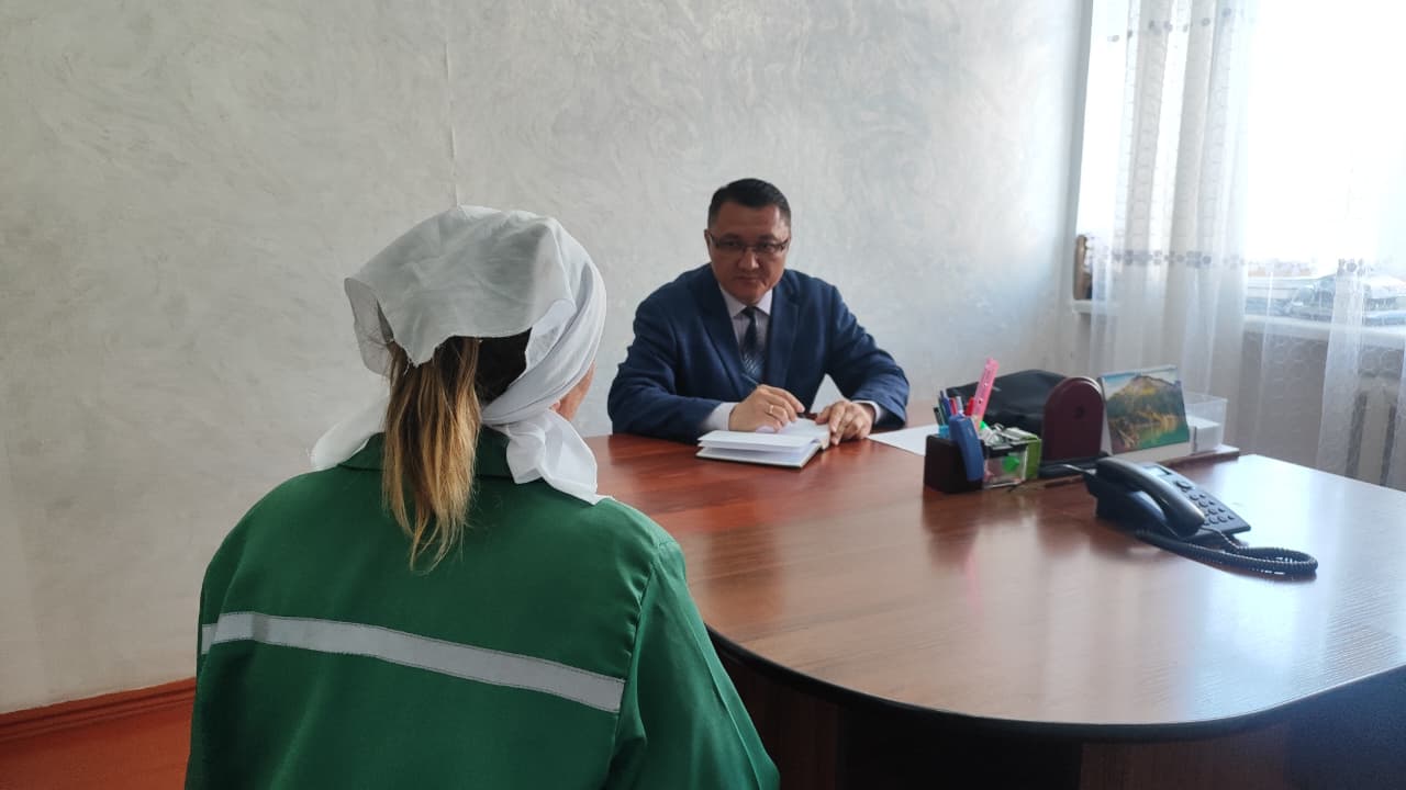Адам құқықтары жөніндегі уәкілдің Абай облысы бойынша өкілі Д. Жұмагелдин Абай облысы бойынша Қылмыстық-атқару жүйесі департаментінің №23 мекемесінде жазасын өтеп жатқан сотталғандарды жеке қабылдады.