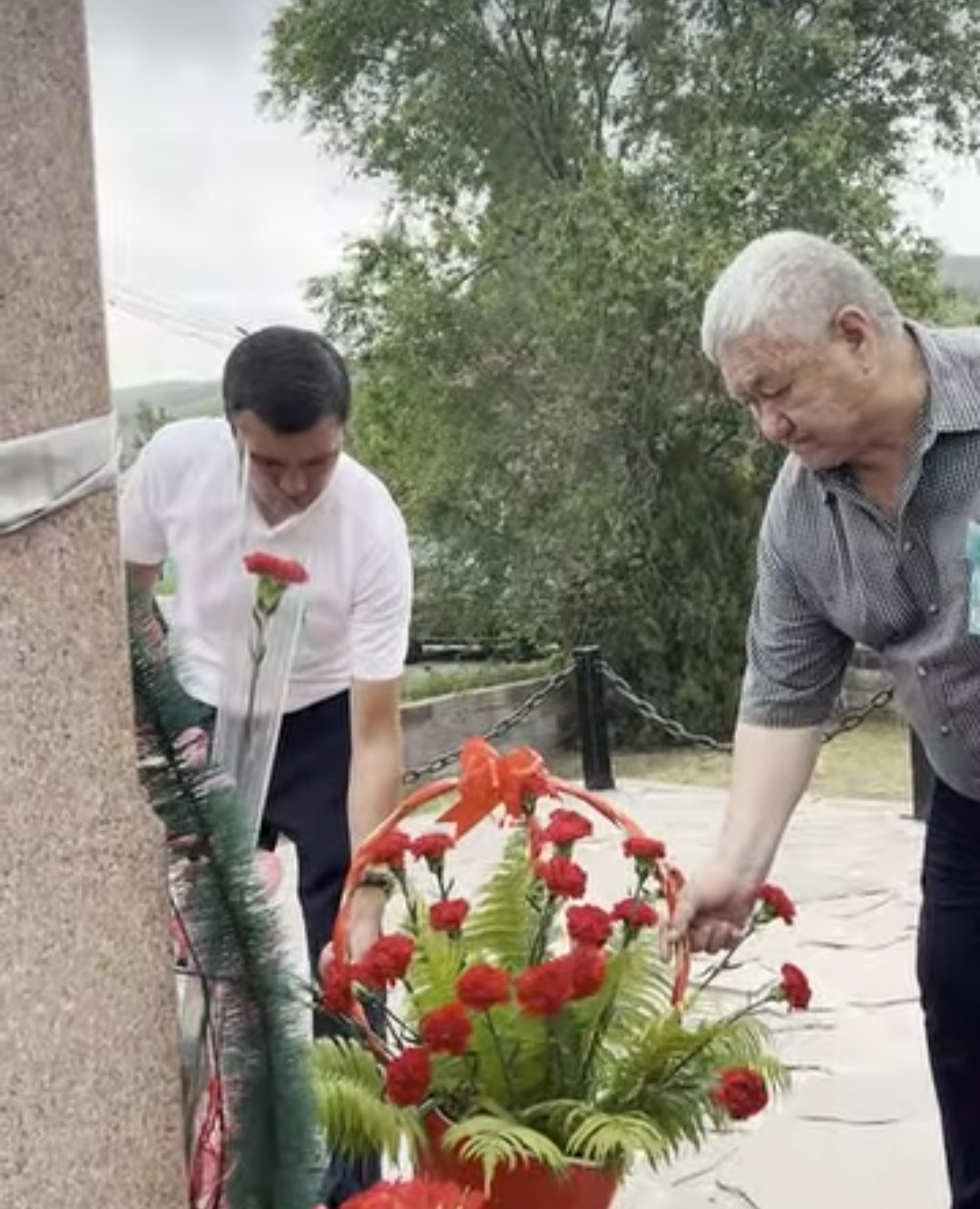 09.05.2026 ж. Рахат ауылдық округіне қарасты Қайназар ауылында Ұлы Отан соғысы ардагерлеріне арналған ескерткішке гүл шоқтарын қою рәсімі өткізілді.