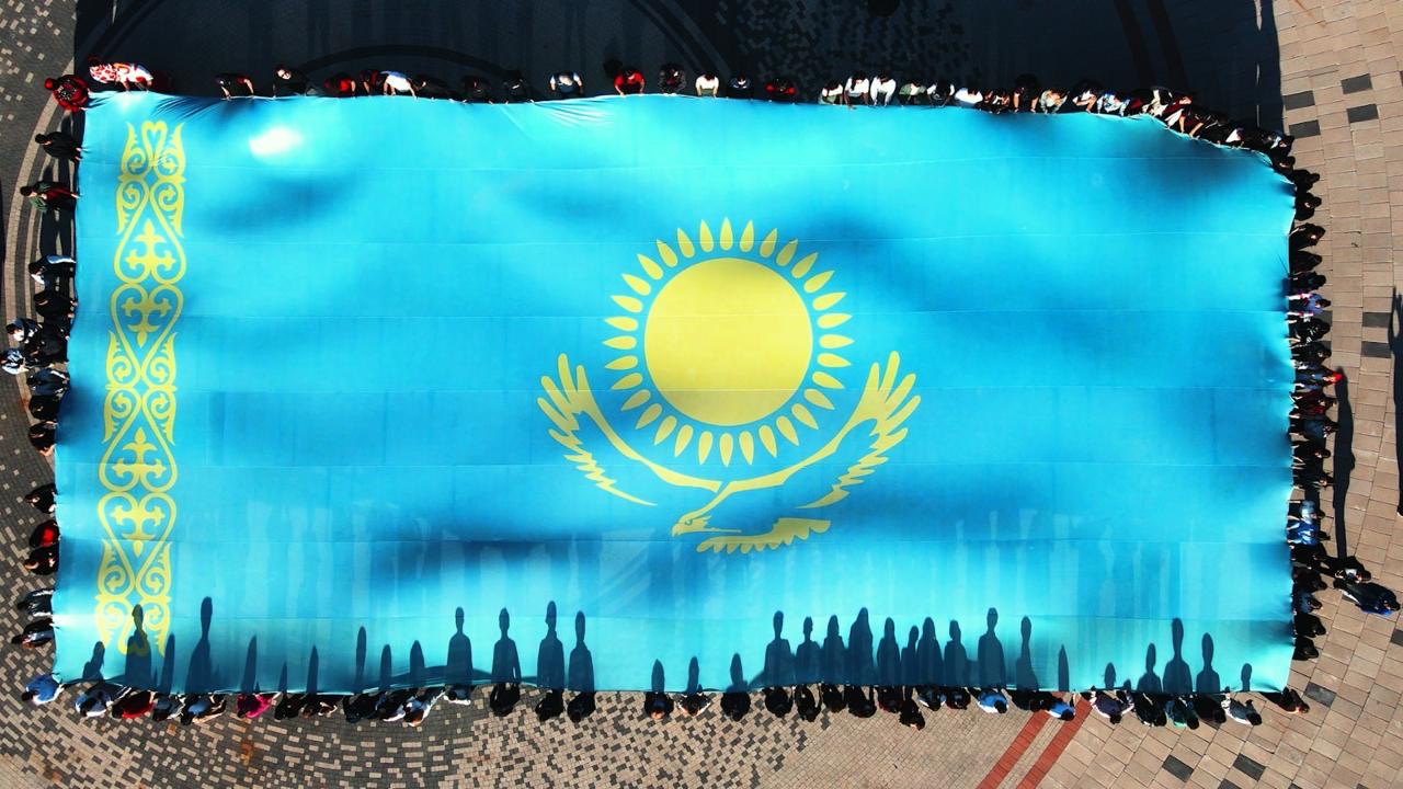 Астанада Бірлік күні қарсаңында өткен флешмобта Қазақстан туы жайылды