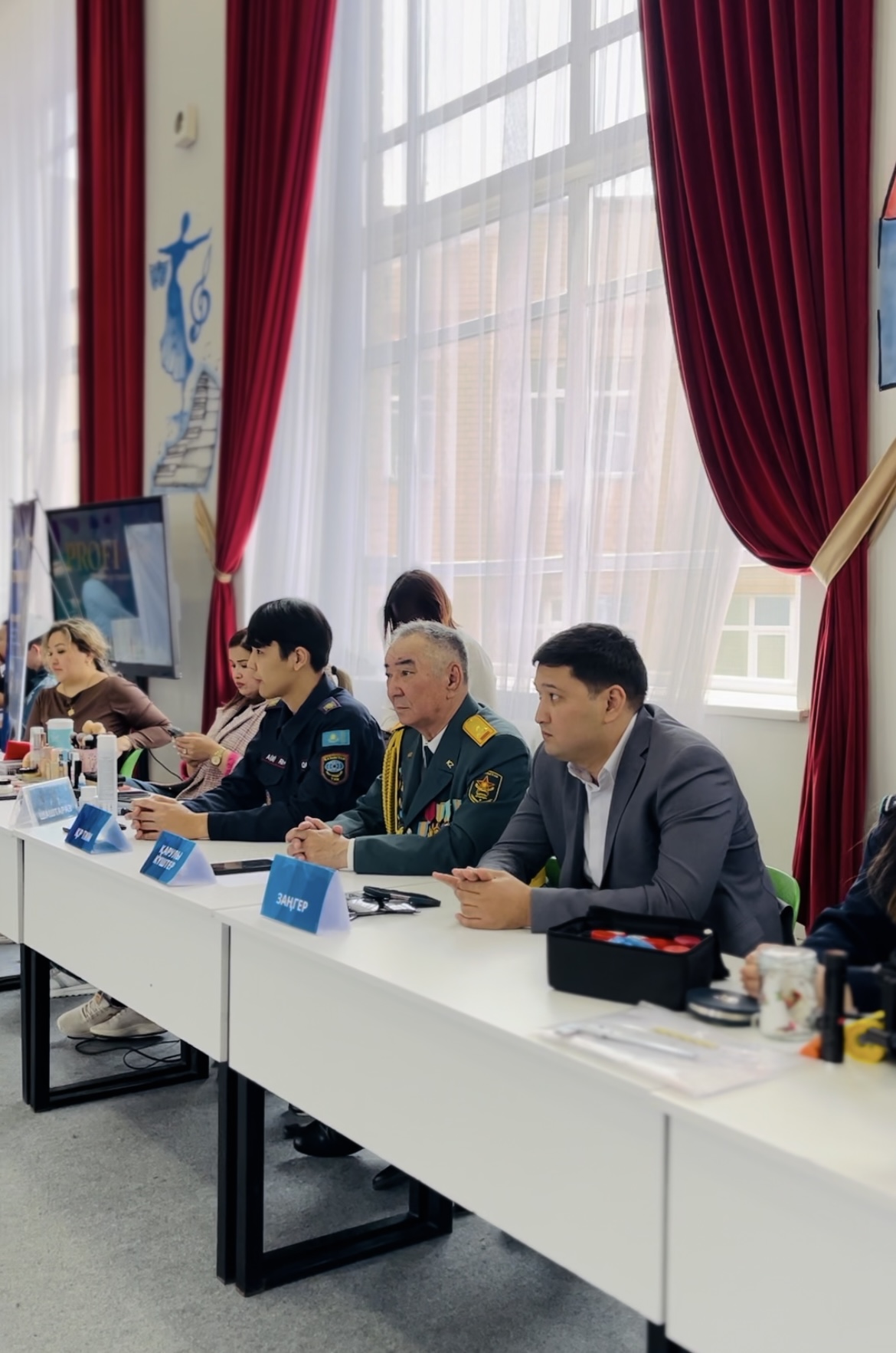 Кәсіпке бастар жол: Астанада жүздеген оқушы дәрігерден бастап IT маманына дейінгі салаларда өздерін сынап көрді