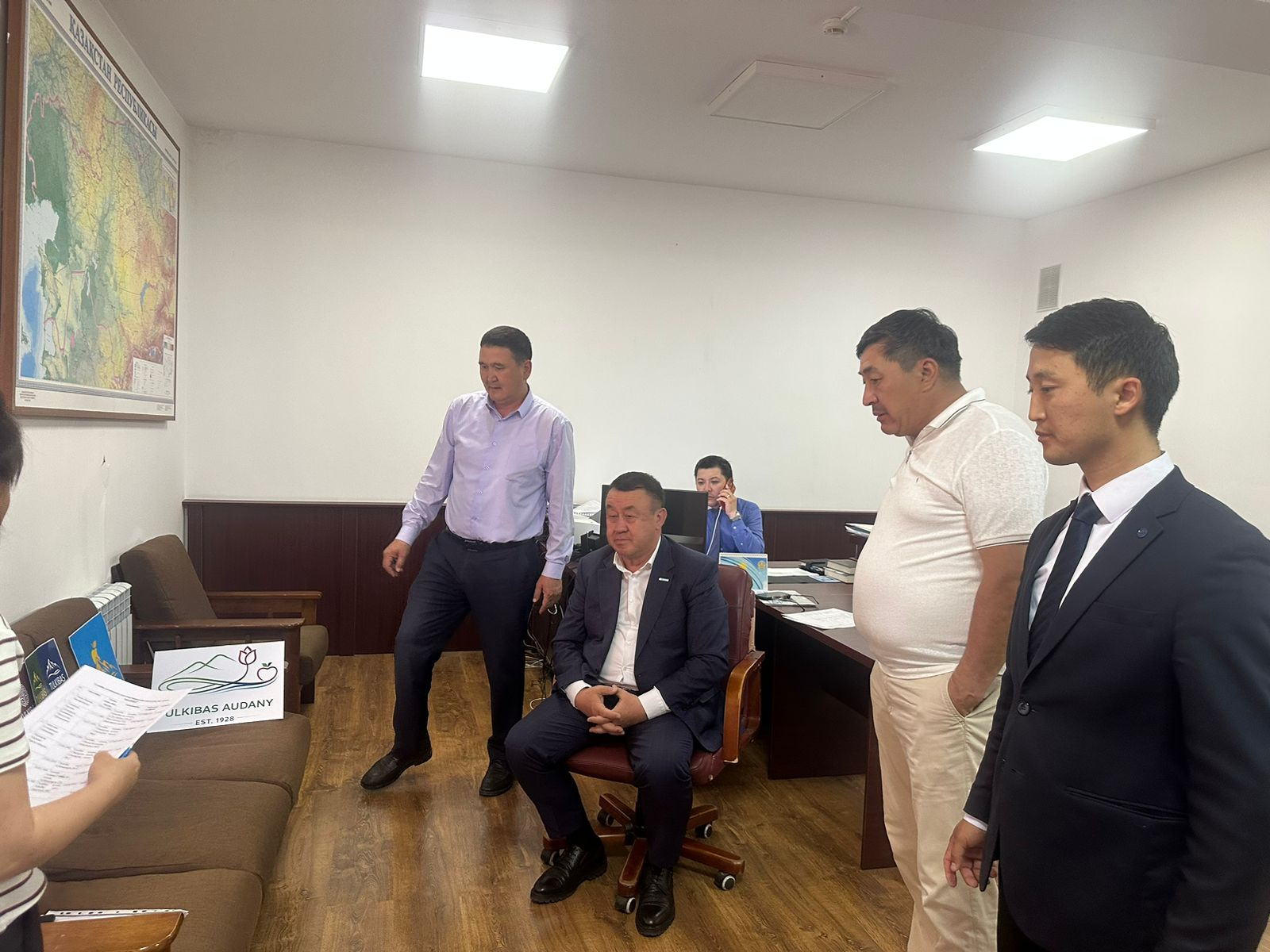 ТҮЛКІБАС АУДАНЫНЫҢ ЖАҢА ЛОГОТИПІ ЖОБАСЫ  ҚАРАЛДЫ