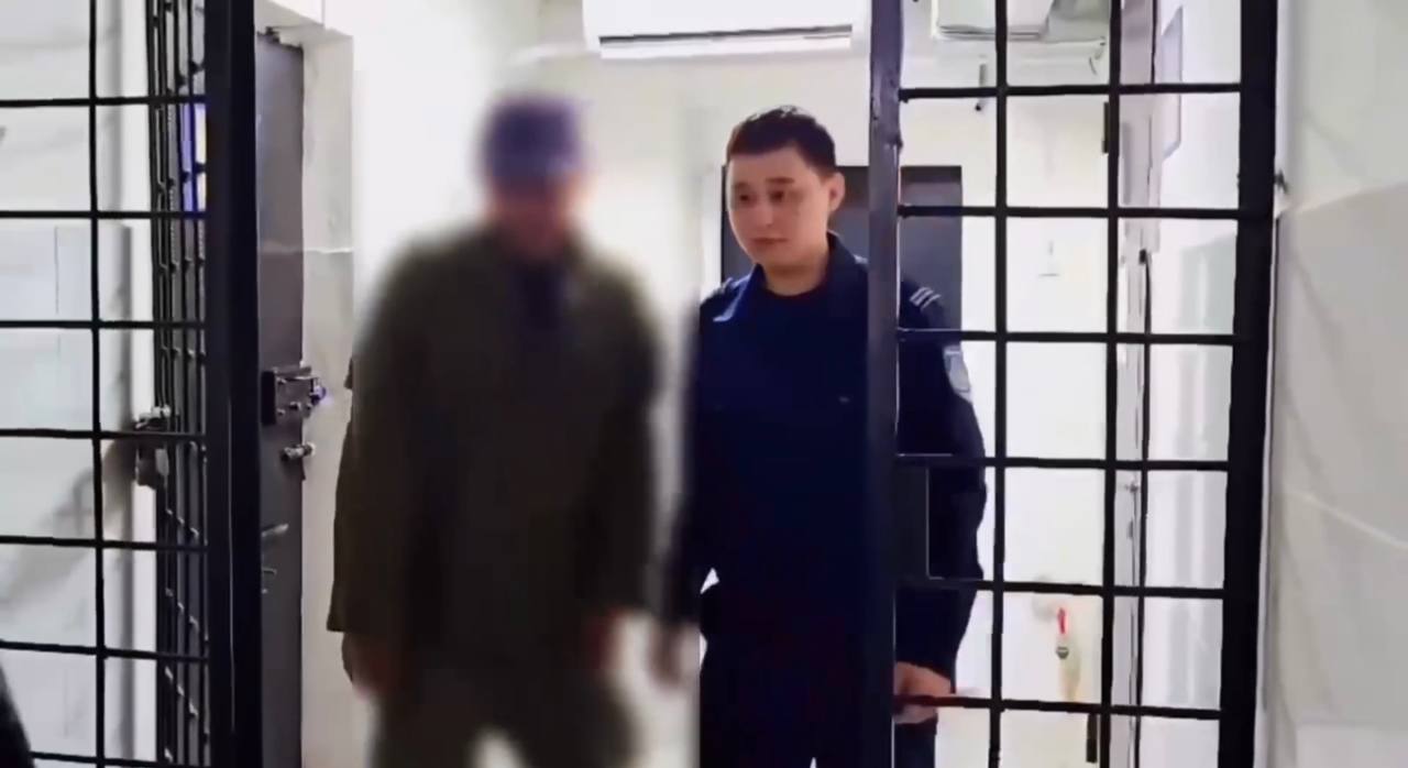 15 тәулікке қамауға алынып, 7 жылға жүргізуші куәлігінен айырылды: Талдықорғанда есірткілік масаң күйде көлік басқарған жүргізуші жазаланды