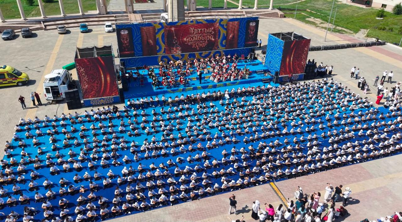 Ұлттық домбыра күніне орай 1500 ақтөбелік домбырашы қазақ композиторларының күйлерін орындады