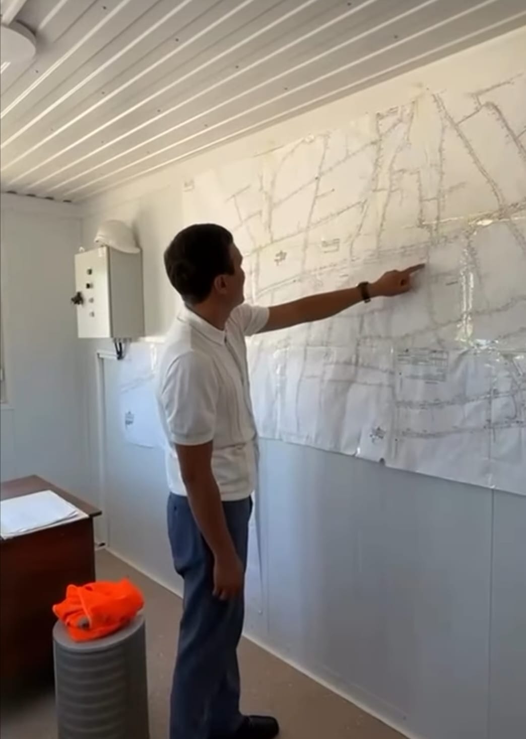 Қайназар ауылында Тұрғын үй-коммуналдық шаруашылығы және тұрғын үй инспекциясы бөлімі ұйымдастыруымен ауыз су құбырларын салу және ауыстыру жұмыстарының орындалу барысына қатысты жұмыс кездесуі өткізілді.