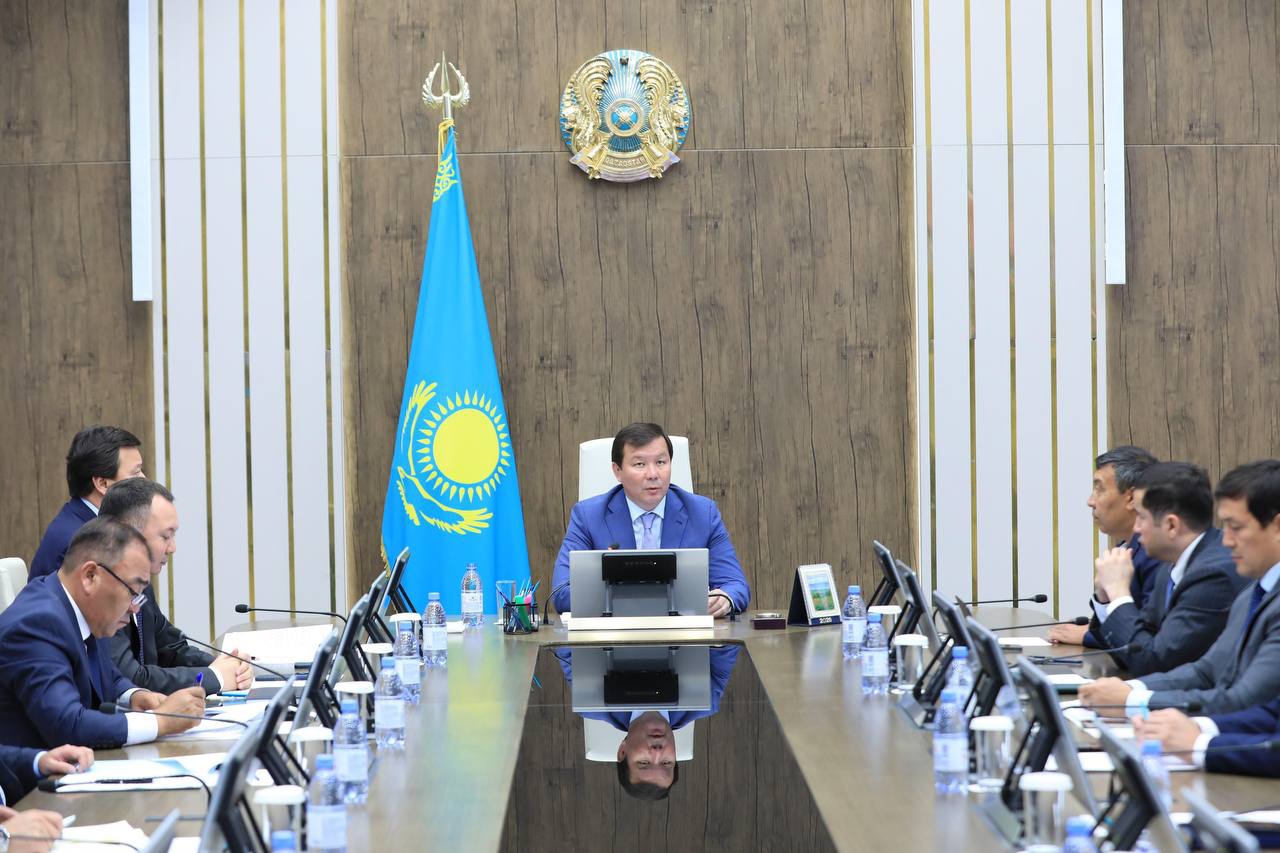 Облыс әкімінің төрағалығымен өткен аппараттық кеңесте биылғы жылдың 1 шілдесінен бастап күшіне енген «Қазақстан Республикасының мемлекеттік қызметі туралы» жаңа Заңды іске асыру мәселелері қаралды.