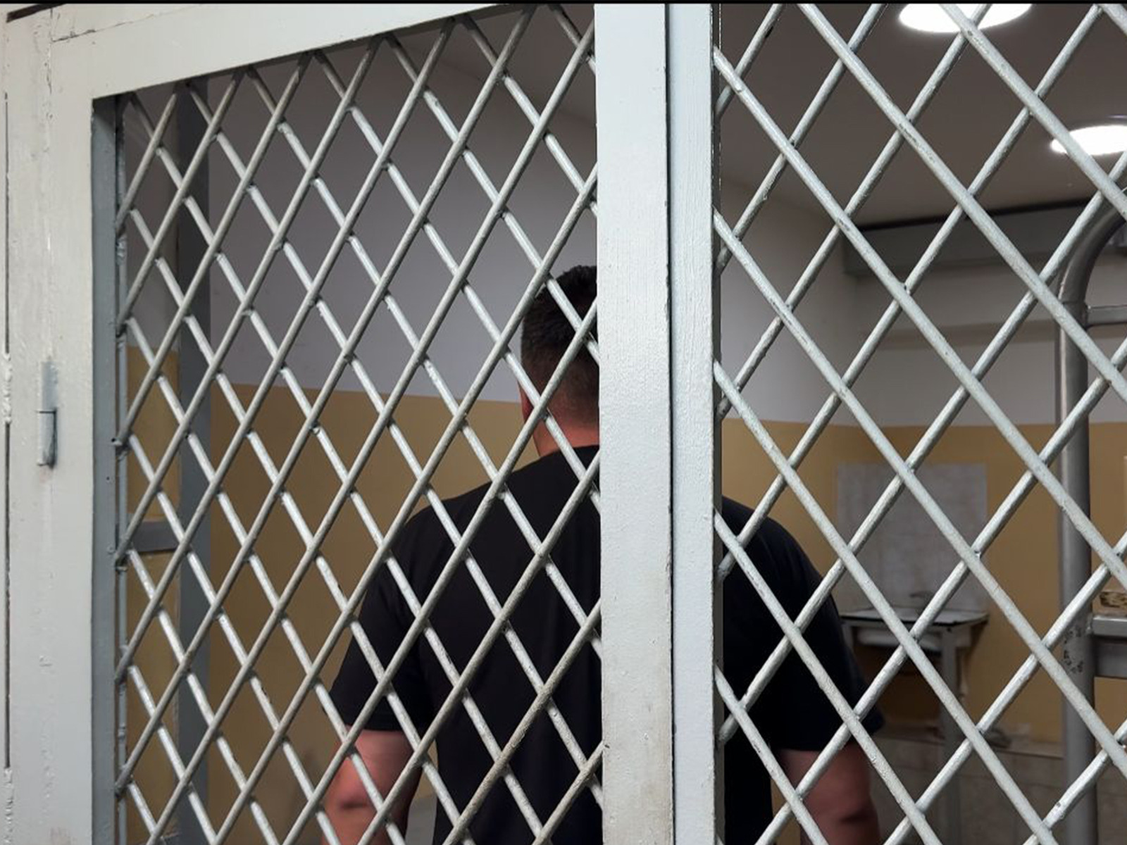 Жалаңаш күйде субұрқаққа түскен ер адам 15 тәулікке қамауға алынды