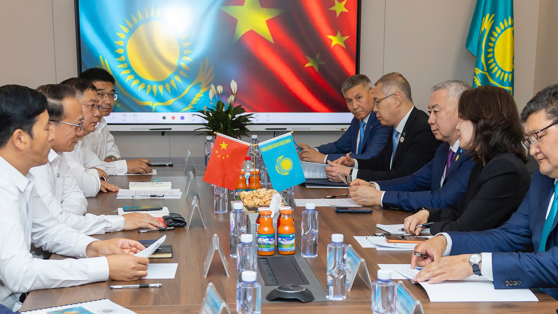 Көмір химиясы мен АӨК-тегі жаңа жобаларға инвестиция: Серік Жұманғарин Қытайдың ірі корпорацияларымен келіссөз жүргізді
