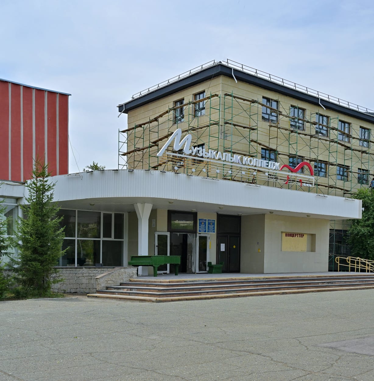 Павлодар облысының әкімі Асайын Байханов облыс орталығындағы қайта жаңғырту және күрделі жөндеу жұмыстары жүргізіліп жатқан әлеуметтік нысандарды аралады