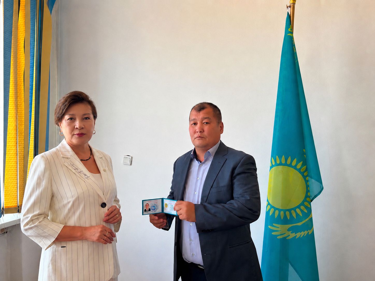 Сайланған әкімге куәлікті тапсыру