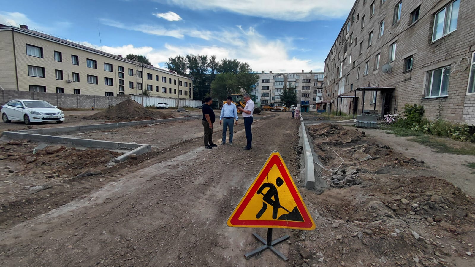 Ерейментауда көпқабатты үйлердің маңы абаттандырылуда