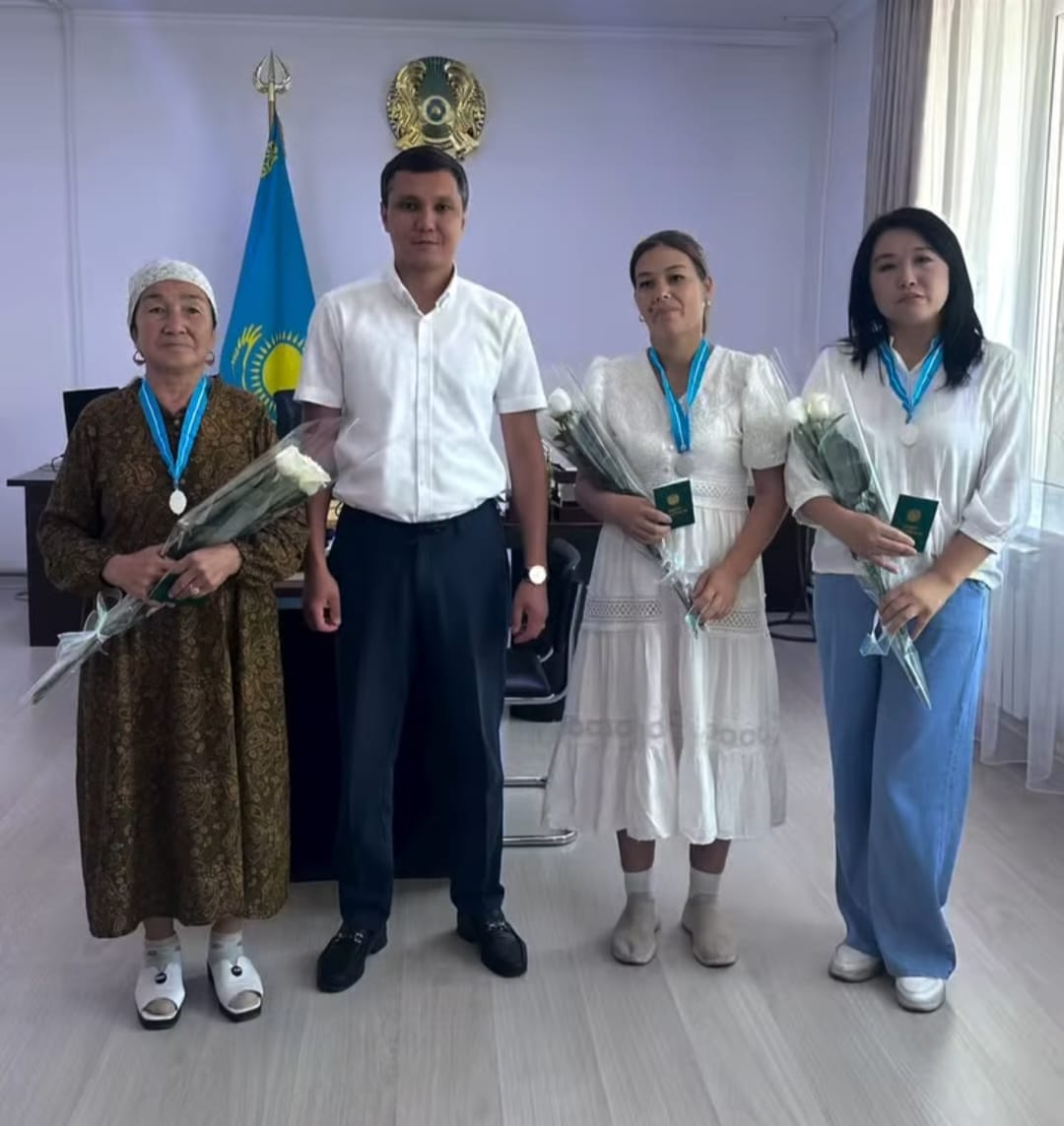 “Қазақстан Республикасының мемлекеттік наградалары” туралы заңына сәйкес округте тұратын көпбалалы аналарға “Күміс алқа”наградаларын табыстадым.