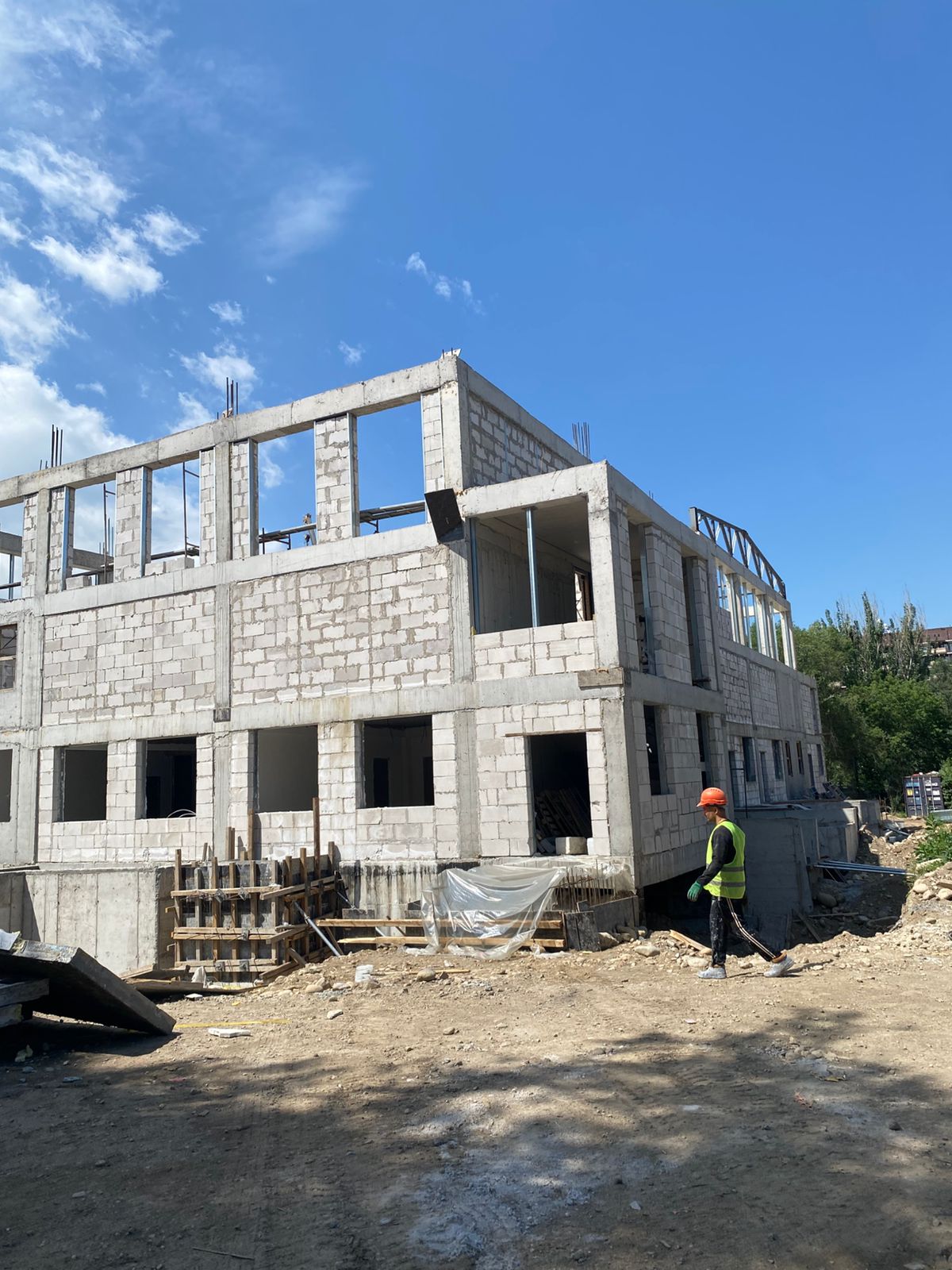 🏗️ Алматы қаласындағы күрделі жөндеу жүргізіліп жатқан мектептерге мониторинг жүргізілуде