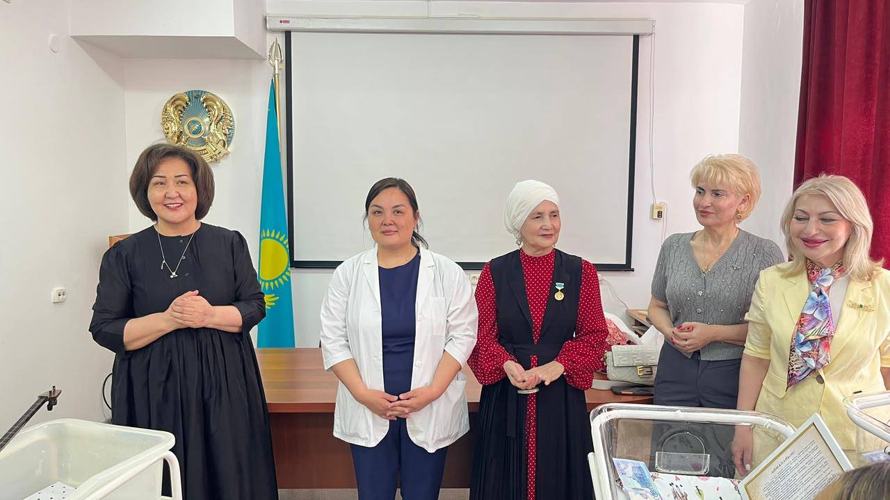 Ақтауда Ұлттық домбыра күніне орай жаңа туған сәбилерге домбыра сыйға тартылды
