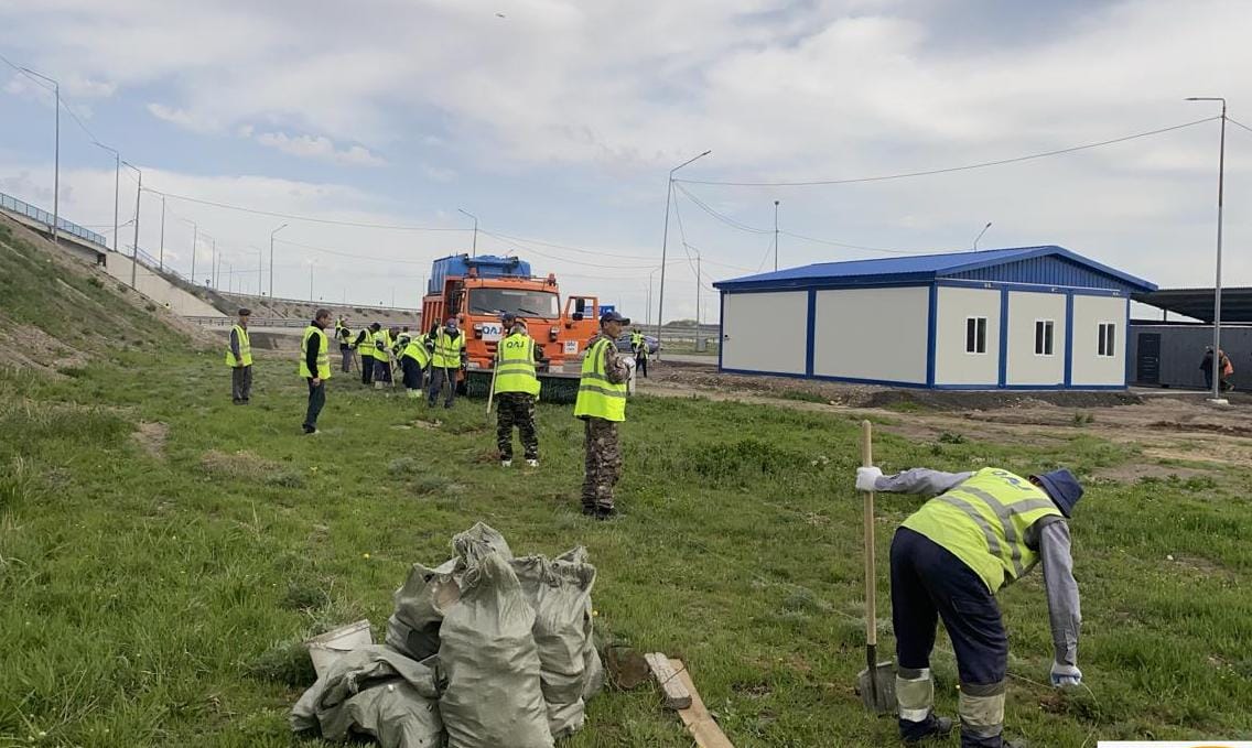 «Таза Қазақстан» акциясы аясында жол қызметтері республикалық маңызы бар автомобиль жолдарын көгалдандыру және абаттандыру жұмыстарын жалғастыруда