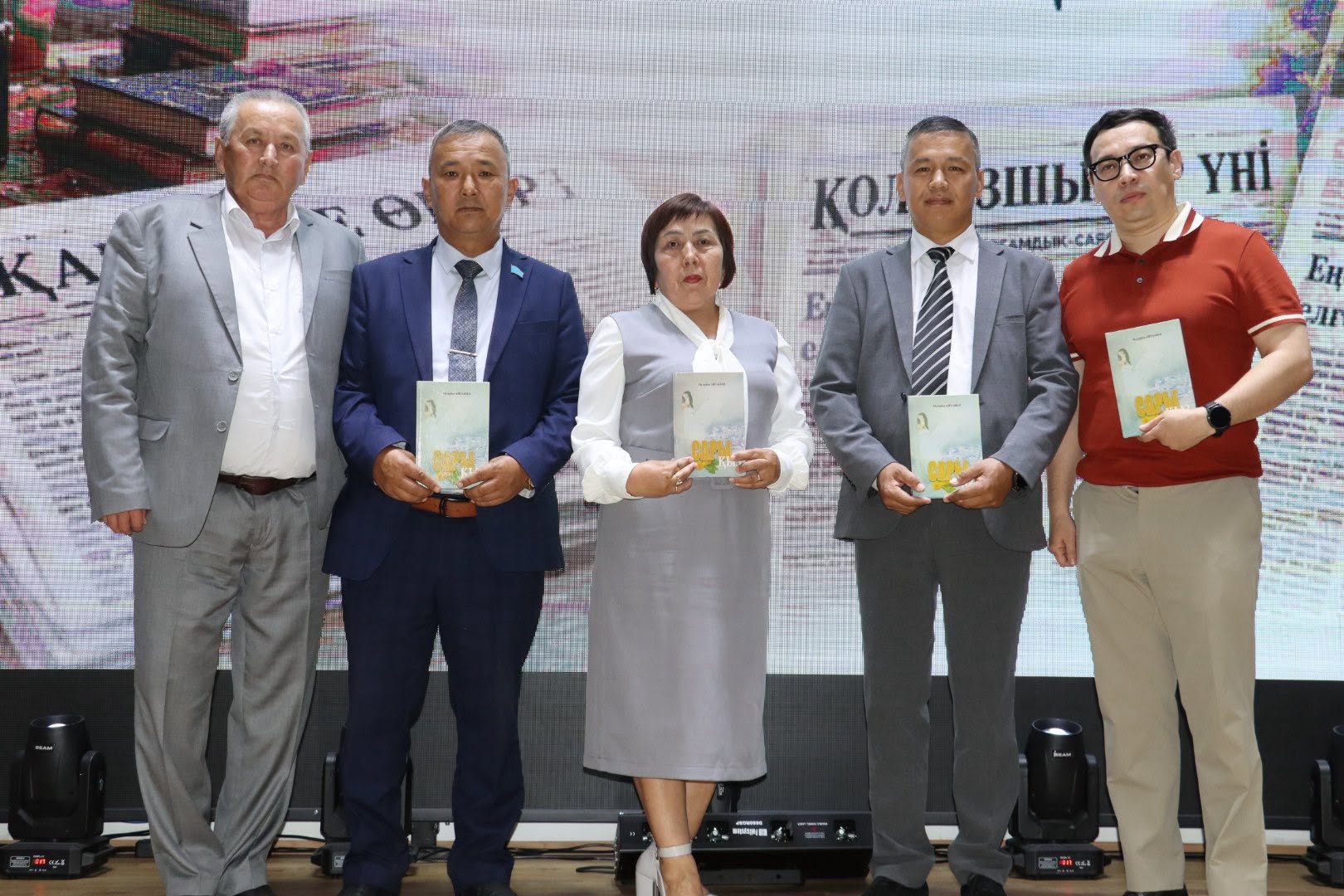 «Қаратөбе өңірі» газетінің 90 жылдық мерейтойына арналған «Қаратөбе өңірі – өткеннің шежіресі, бүгіннің үні» атты салтанатты шара Шөптікөл мәдени-спорт кешенінде жалғасты.