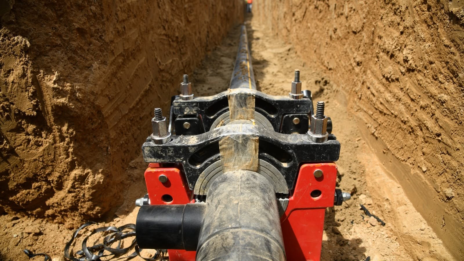 МАЯҚҰМ АУЫЛЫНДА ГАЗ ҚҰБЫРЫ ҚҰРЫЛЫСЫ ҚАРҚЫНДЫ ЖҮРГІЗІЛУДЕ