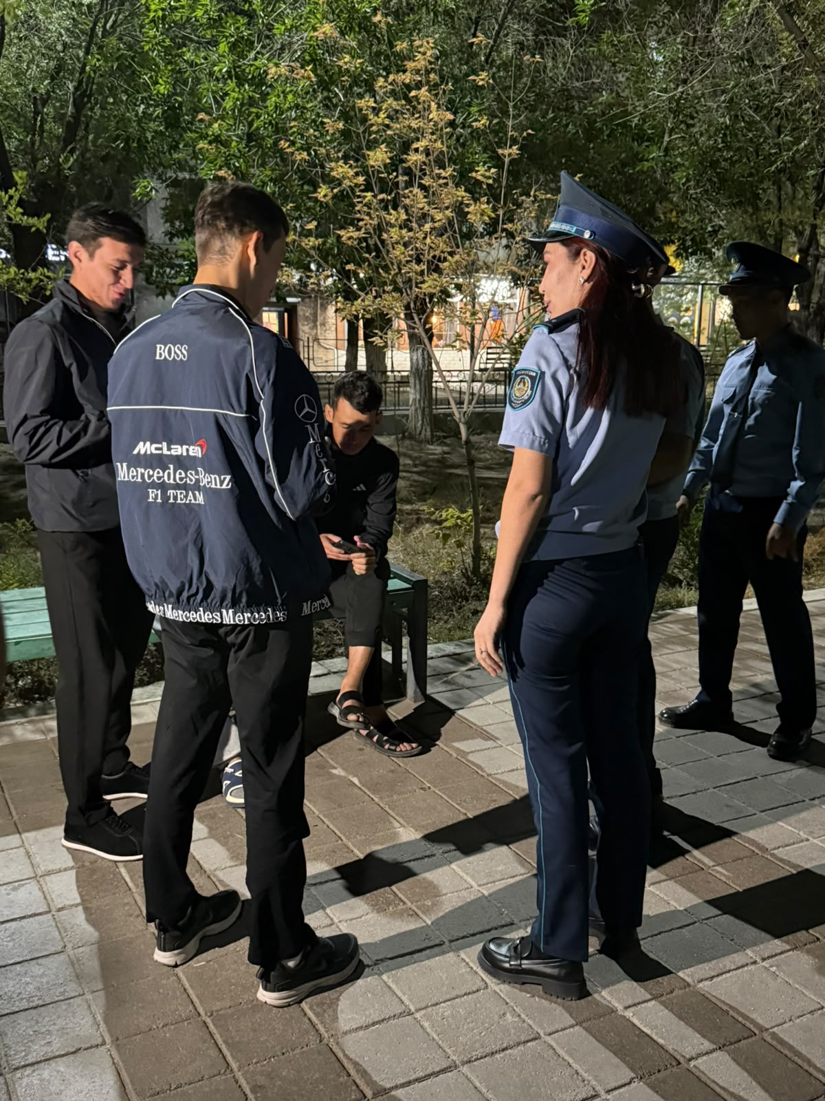 Полиция қызметкерлері балалардың заңды өкілдерінің еріп жүруінсіз түнгі уақытта қоғамдық орындарда болуына ерекше назар аударады.