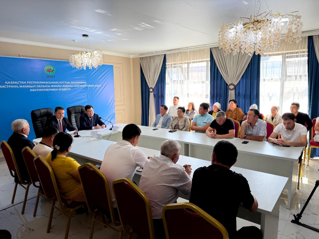 Ауылға қолдау көрсетуге 7 млрд теңге: Ерлан Сагнаев Жуалы ауданының тұрғындарымен бизнесті қолдау шараларын талқылады