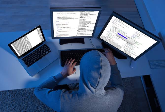 ПОЛИЦЕЙЛЕР ИНТЕРНЕТ-АЛАЯҚТАРДЫҢ ҚҰРБАНЫ БОЛМАУ ЖОЛДАРЫН ТҮСІНДІРДІ