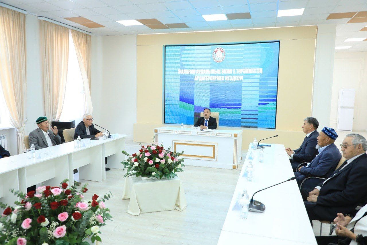 АУДАН ӘКІМІ ЗИЯЛЫ ҚАУЫМ ӨКІЛДЕРІМЕН ЖӘНЕ ЕҢБЕК АРДАГЕРЛЕРІМЕН КЕЗДЕСТІ