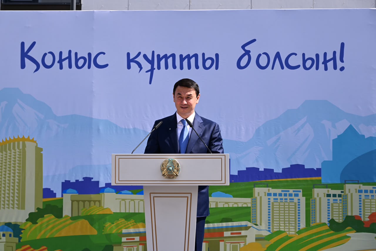 Қала күні қарсаңында Алматы әкімі Дархан Сатыбалды кезекте тұрған азаматтарға жаңа пәтерлердің кілтін табыстады