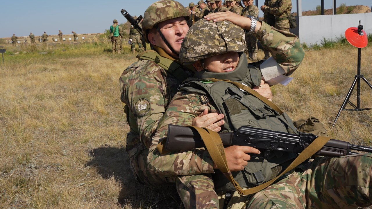 Қорытынды тексеруге дайындық: Әуе қорғанысы күштерінің әскери қызметшілері атыс жаттығуларын пысықтады