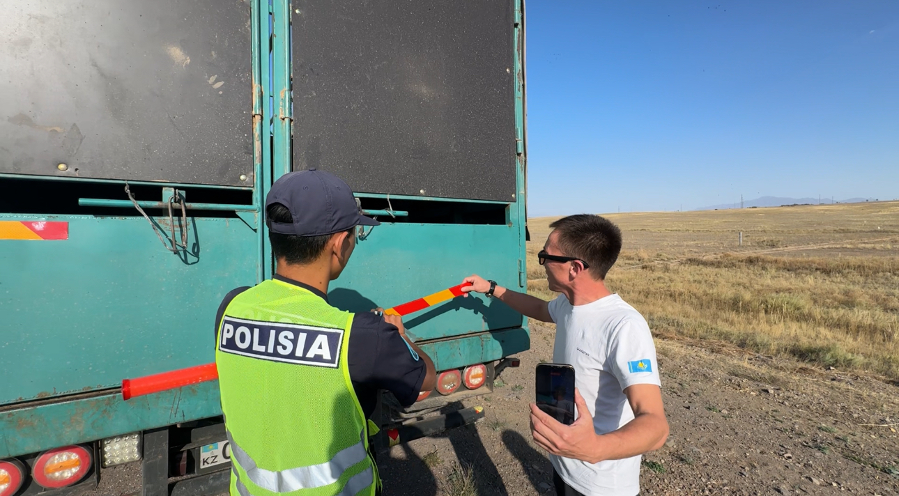 Жетісу полицейлері ауыр жүк көліктерінің жол қауіпсіздігін күшейтуде