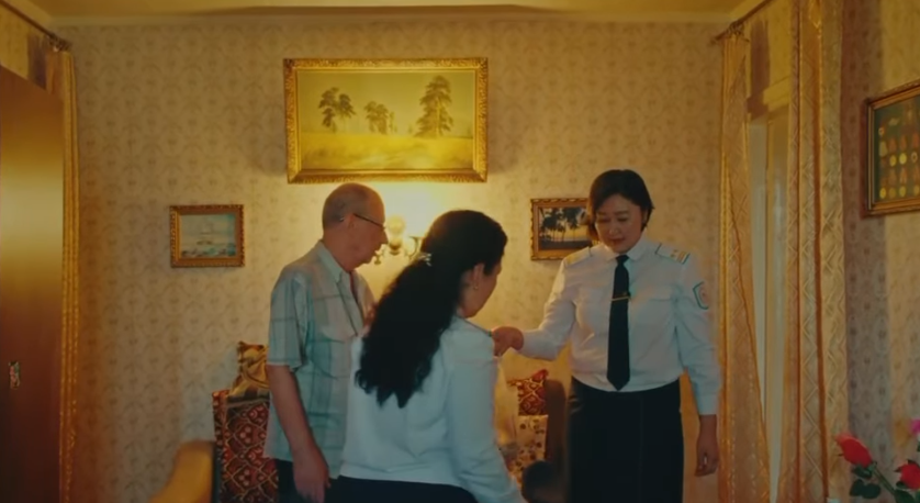 Полицейлер 90 жастағы тұрғынға құжатын үйінде рәсімдеуге көмектесті