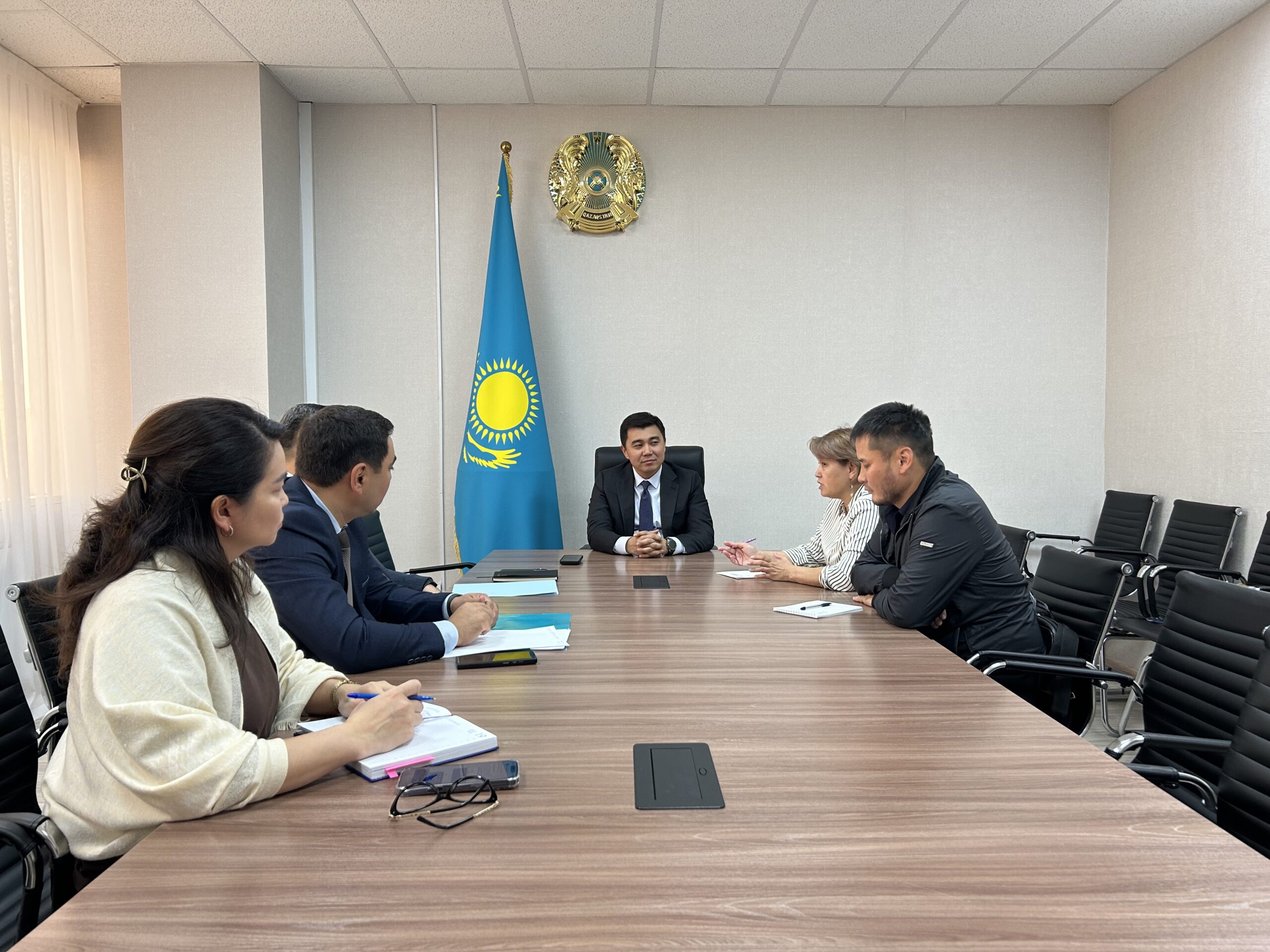 Өнеркәсіп және құрылыс министрлігінде азаматтарды тұрғын үймен қамтамасыз ету мәселелері талқыланды