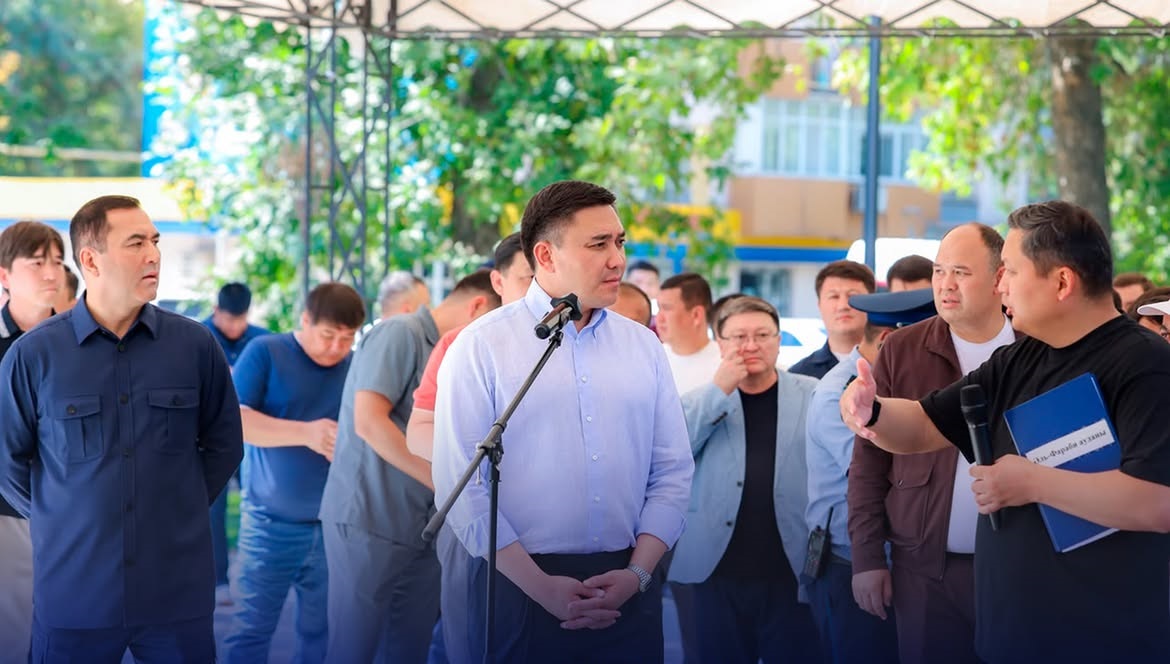 ҚАЛА ӘКІМІ ӘЛ-ФАРАБИ АУДАНЫНЫҢ ТҰРҒЫНДАРЫМЕН КӨШПЕЛІ КЕЗДЕСУ ӨТКІЗДІ