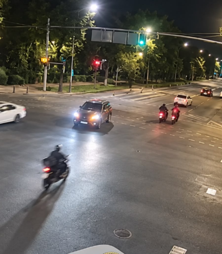 Бұл кадрларды Алматы қаласының бейнебақылау жүйесі тіркеген.
