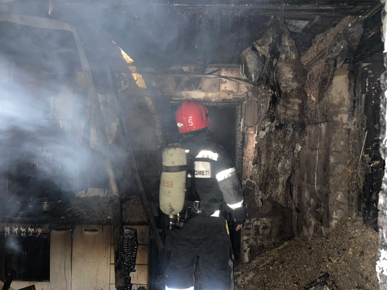 Павлодарда өрт сөндірушілер жанып жатқан үйден екі газ баллонын алып шықты