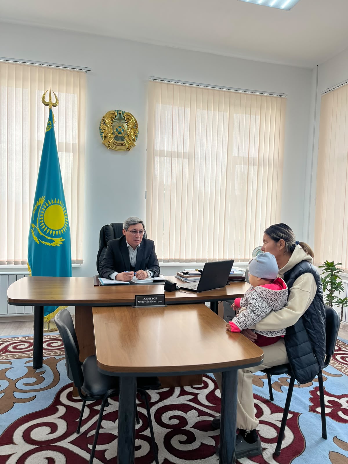 Округ әкімі азаматтарды жеке мәселелері бойынша қабылдады