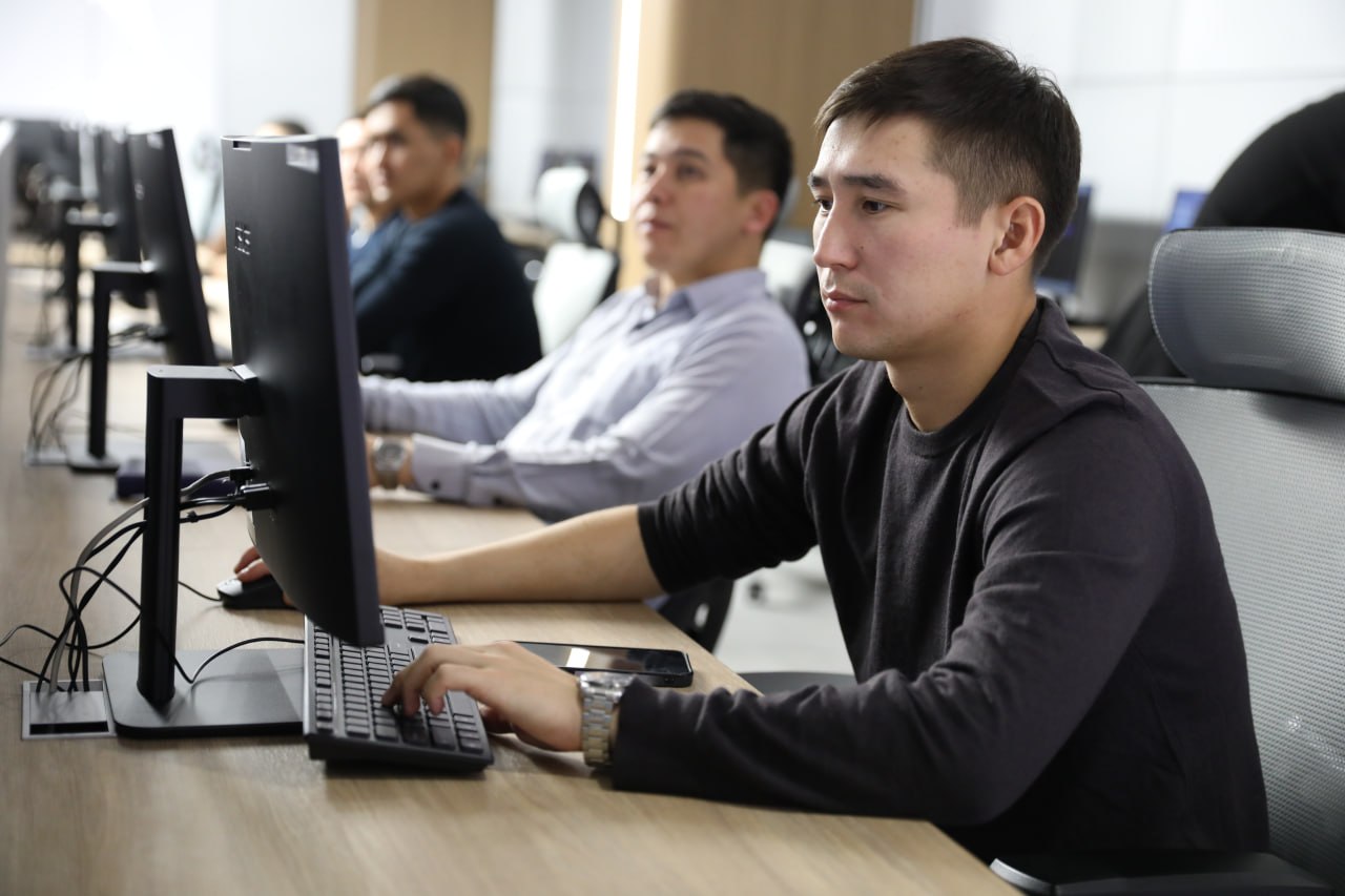Қазақстанның 75 әскери қызметшісі жасанды интеллект көмегімен цифрлық шешімдер әзірлеуді үйренбек