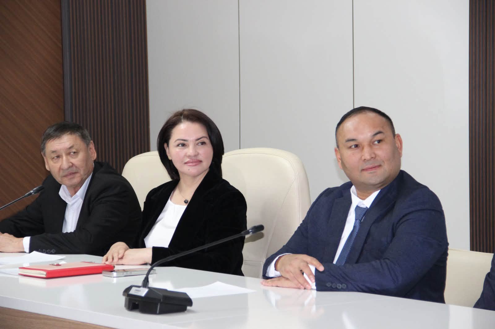 БӘЙДІБЕК: АУДАН ӘКІМІ ЖАС СПОРТШЫЛАРДЫҢ ЖЕҢІСІН АРДАҚТАДЫ