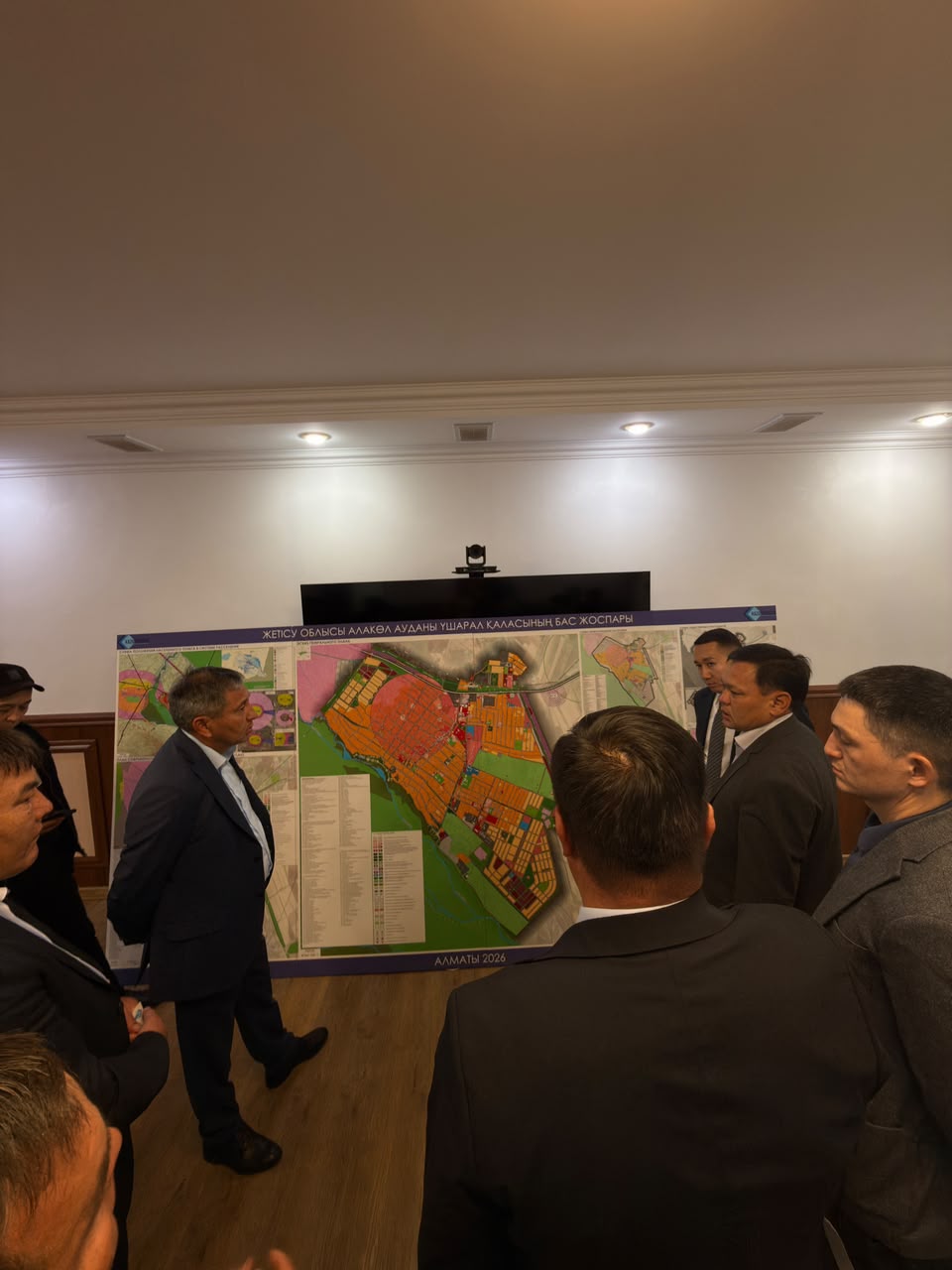 2026 жылғы 7 қазанда Алакөл ауданы әкімдігінің ғимаратында аудан әкімі және әкімдіктің жауапты құрылымдық бөлімшелерінің қатысуымен Үшарал қаласының және Көлбай ауылының қала құрылысы жобаларын әзірлеу жұмыстарының барысын талқылау мәселесі бойынша кеңес өтті.