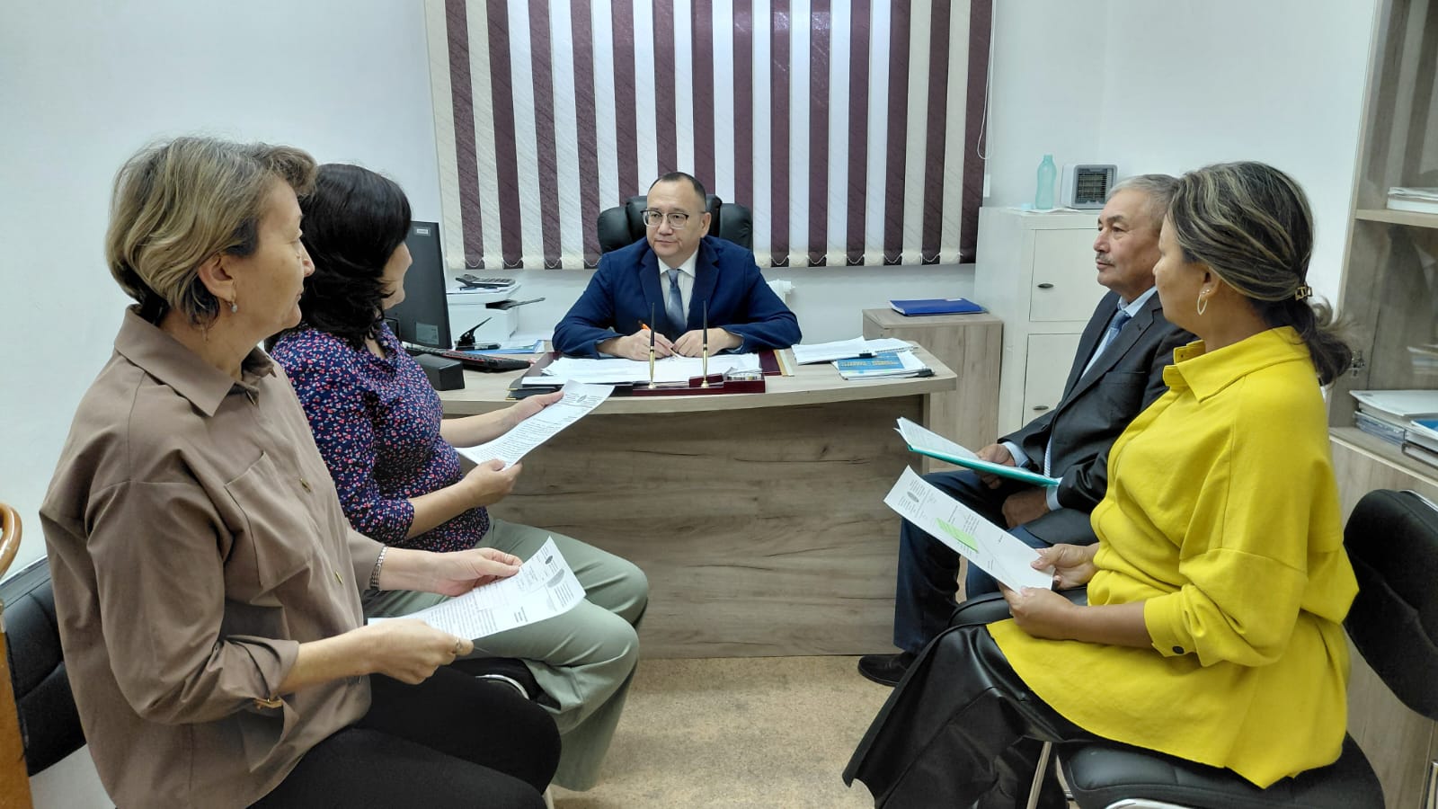 Қарғалы аудандық мәслихатының аппаратында мемлекеттік қызметті дамыту, қызметтік әдепті сақтау, сыбайлас жемқорлыққа қарсы іс-қимыл туралы және жергілікті өзін-өзі басқару реформалары мәселелері бойынша кеңес өтті