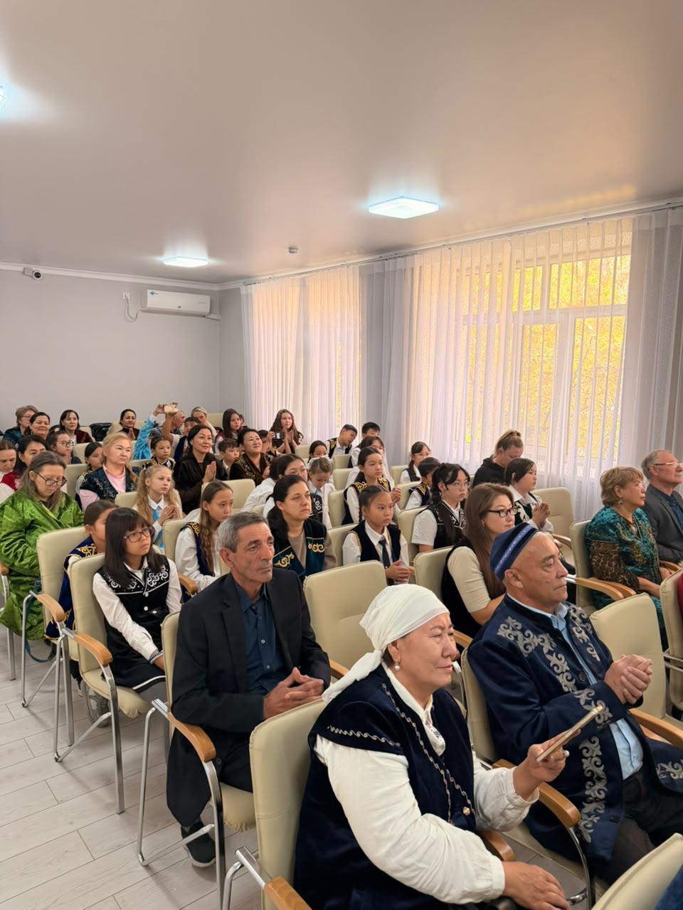 Әже, ата-ана, немерелер бір сахнада: Астанада «Өнерлі отбасылар шеруі» өтті