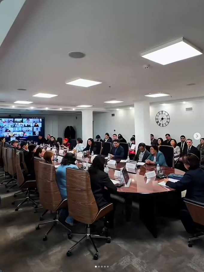 2026 жылғы 15 қазанда сағат 15:00-де Қазақстан Республикасы Әділет министрлігінің Зияткерлік меншік құқығы комитеті Қазақстан Республикасының зияткерлік меншік саласындағы заңнамасын жетілдіру мәселелері бойынша дөңгелек үстел өткізді. Іс-шараға тиісті өңірдің мүдделі тұлғалары, оның ішінде құқық иеленушілер, зияткерлік меншік объектілерін пайдаланушылар, бизнес өкілдері және өзге де мүдделі тұлғалар қатысты. Дөңгелек үстелге облыстардың, сондай-ақ Астана, Алматы және Шымкент қалаларының әділет департаменттері ZOOM платформасы арқылы қатысты. Бұл ретте Ұлытау облысы Әділет департаментінің мәжіліс залында Ұлытау облысының кәсіпкерлер палатасының, Ұлытау облыстық адвокаттар алқасының, «ULYTAU» облыстық телерадиокомпаниясының және Ұлытау облысының мәдениет, тілдерді дамыту және архив ісі басқармасының өкілдері қатысты. Іс-шара барысында зияткерлік меншік саласындағы заңнаманы жетілдіру бойынша ұсыныстар мен мәселелер талқыланды.