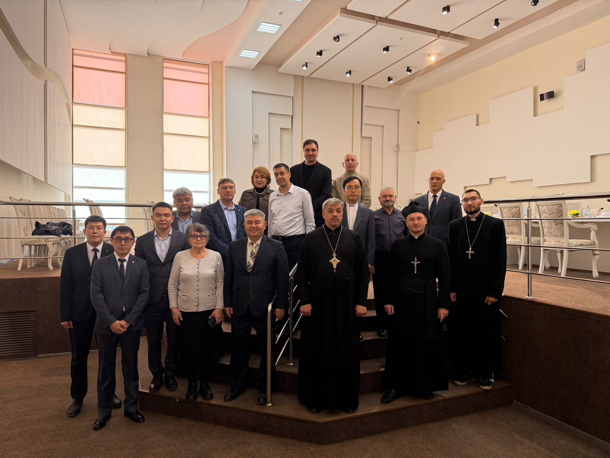 С. Торайғыров атындағы облыстық кітапханада Рухани Келісім күнін мерекелеуге орай Павлодар облысы әкімінің орынбасары қатысуымен Діни бірлестіктер басшылары клубының дөңгелек үстелі өтті.
