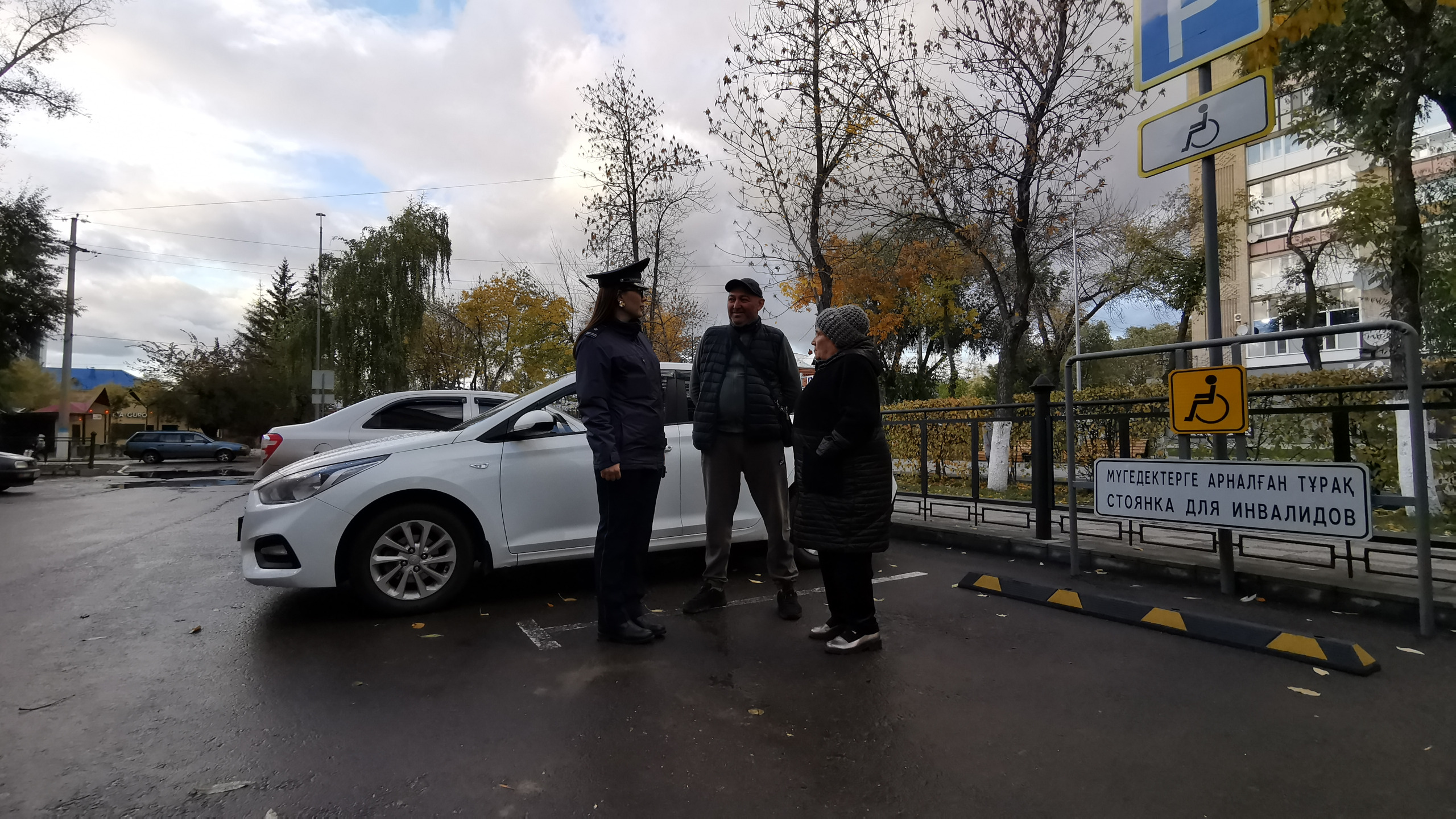 Такси жүргізушісі СҚО полицейлеріне зейнеткерді алаяқтардан қорғауға көмектесті